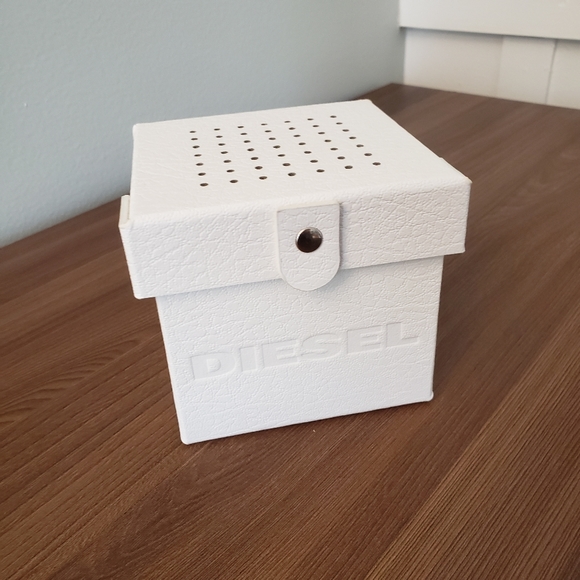 BNWT Genuine Diesel Woman's Watch - Brass with Genuine White Leather - Picture 5 of 5